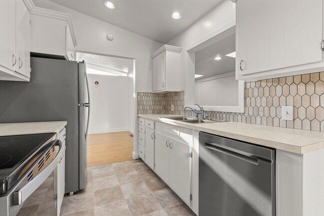 Building Photo - 2637 NE 138th Pl