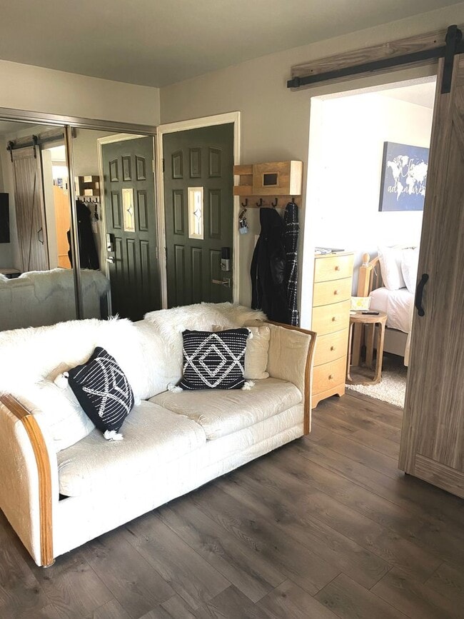 Foto del edificio - Fully Furnished 1 Bed 1 Bath Unit Available NOW!