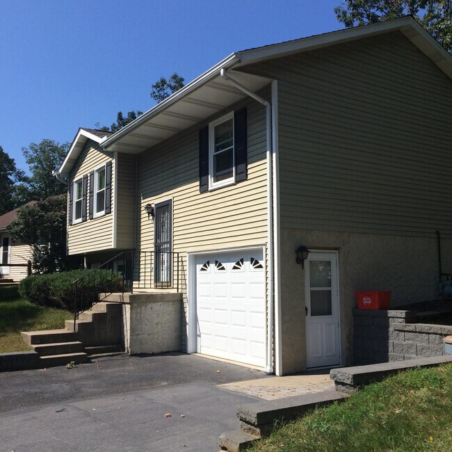 Side Entrance. - 106 Ghaner Dr