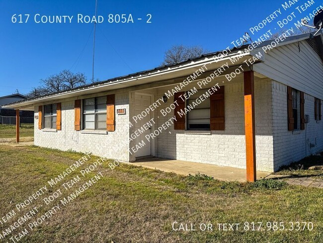 Building Photo - Unit 2 is a 2 Bedroom, 1 Bath in the Quite...