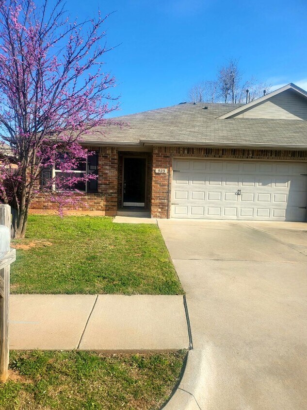 HOME FOR THE HOLIDAYS!! House Rental in Mustang, OK