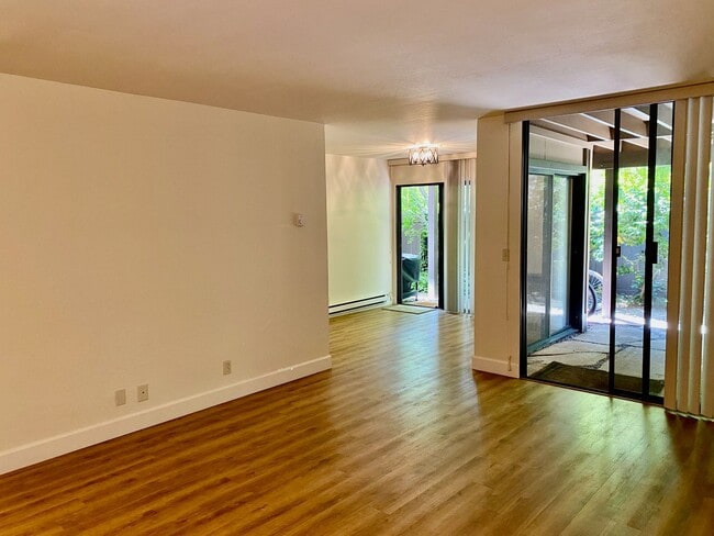 Building Photo - Private, Comfortable Downstairs Condo