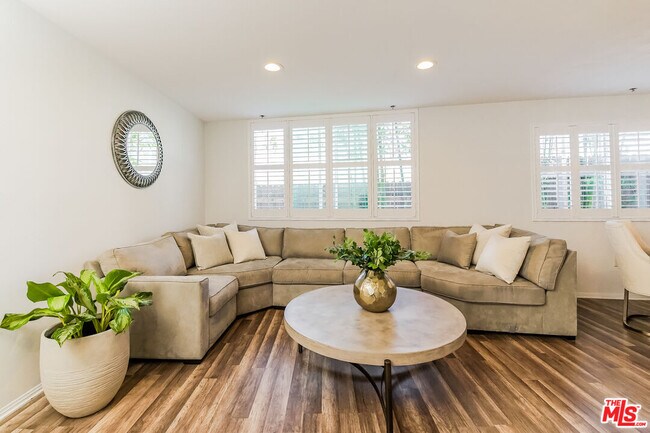 Building Photo - 4501 Cedros Ave