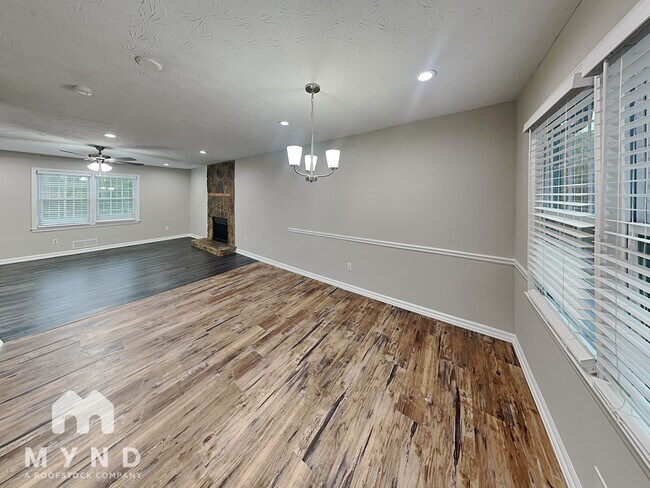 Building Photo - 1224 Classic Dr NE