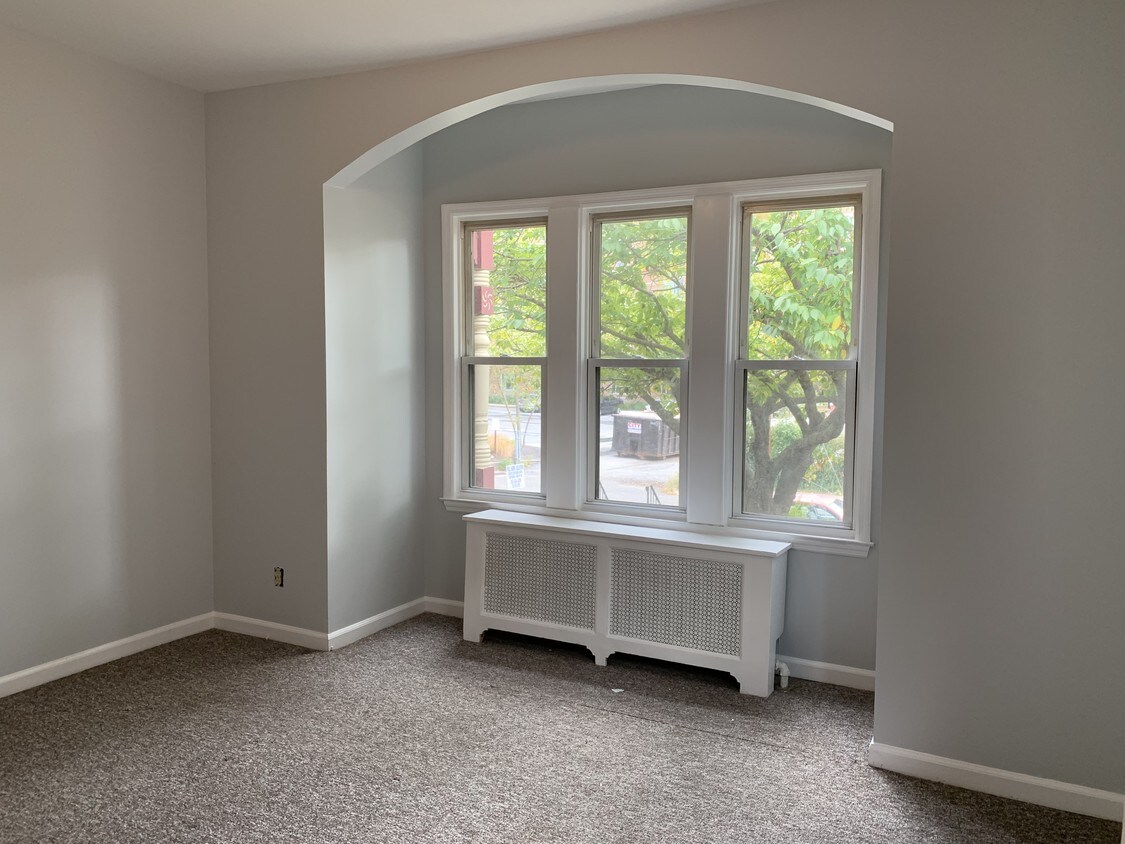 Master bedroom With great light! - 10 Linden Pl
