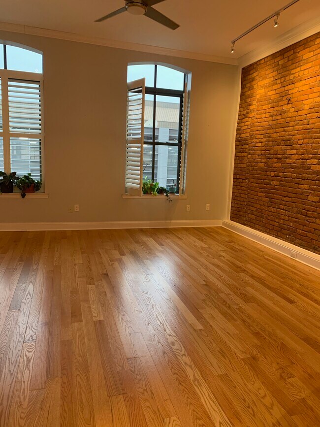 Apartment 5E - 251 Asylum St