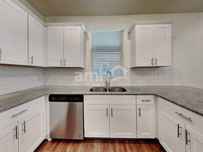 Foto del edificio - 681 West Bosal Dr