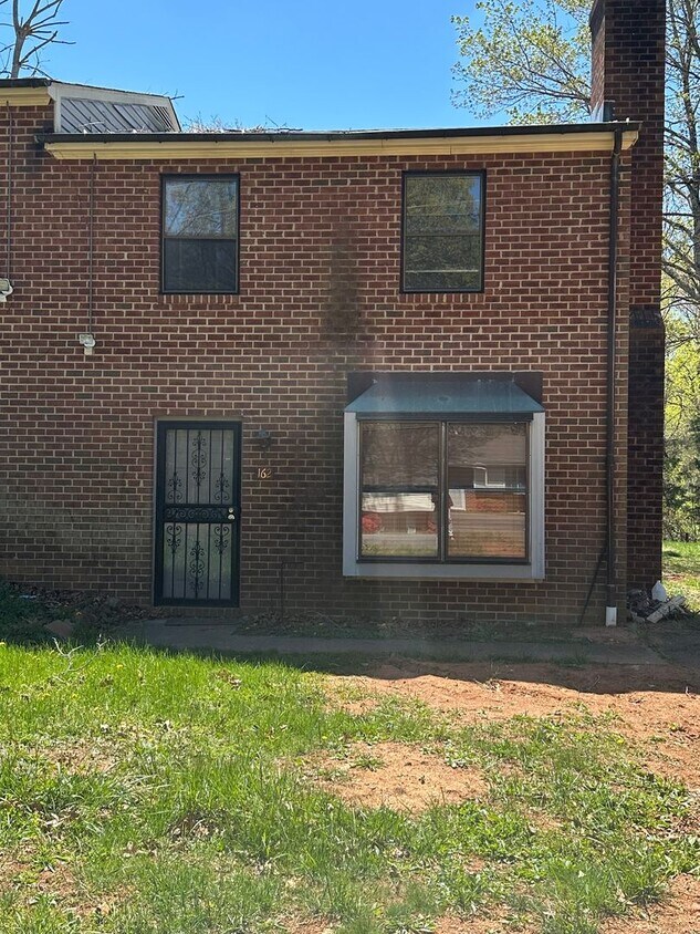 Foto principal - 3 Br ,1.5 bath duplex in Barboursville