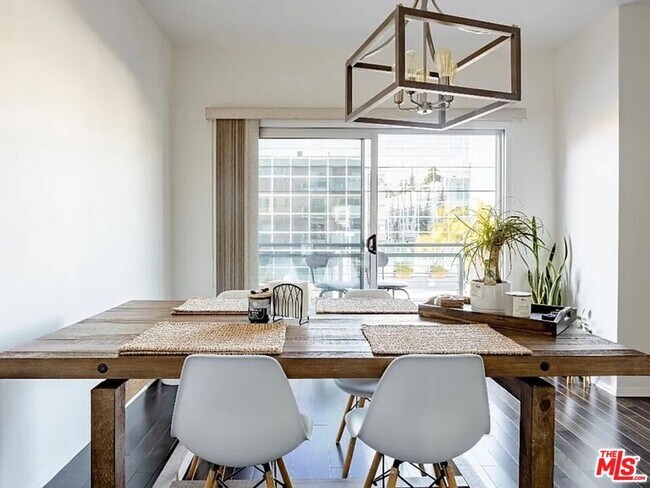 Foto del edificio - 14245 Dickens St