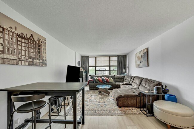 Foto del edificio - 7002 JFK Blvd E