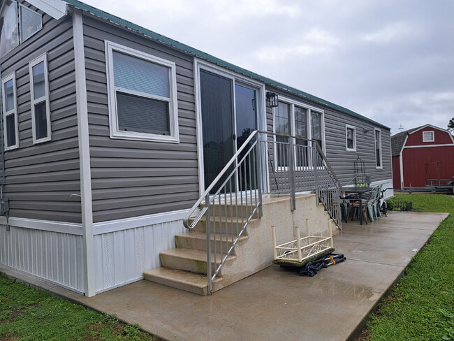 Photo - Nicely Redone 1/1 on Center Lake Apartment