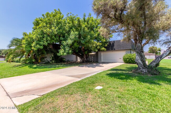 Foto del edificio - 3160 E Hazelwood St