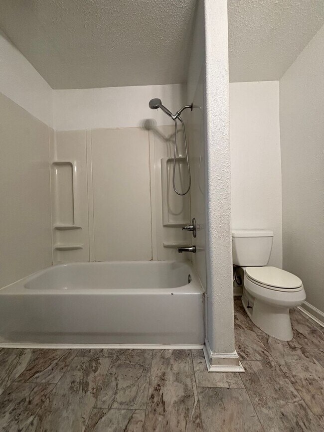 Building Photo - ** Available Now Large 3 Bedroom House on ...