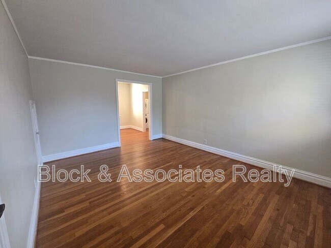 Building Photo - 1108 W Friendly Ave