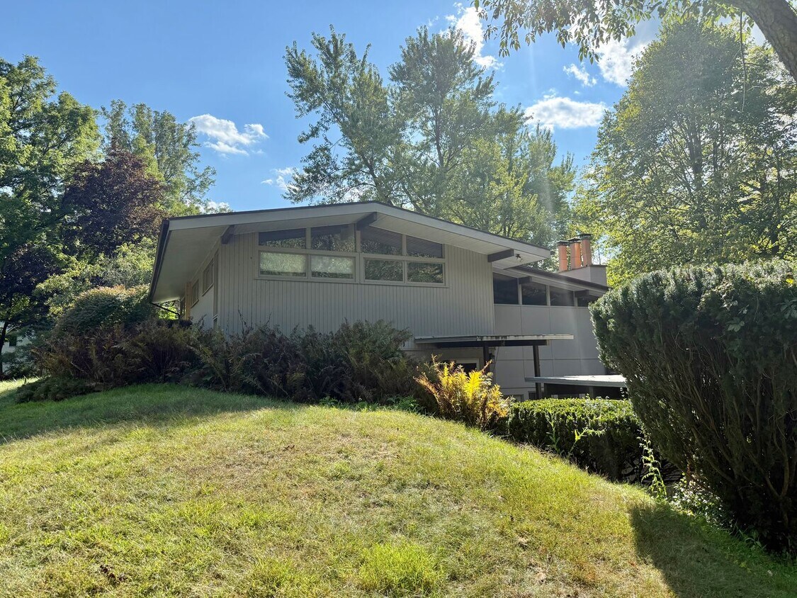 Foto principal - Spacious Mid-Century Modern Rental in Cant...