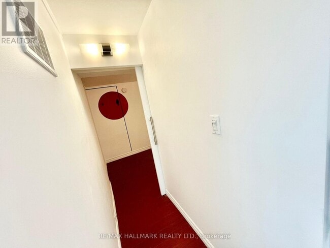Building Photo - 866 Bathurst St