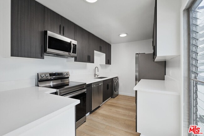 Foto del edificio - 305 San Vicente Blvd