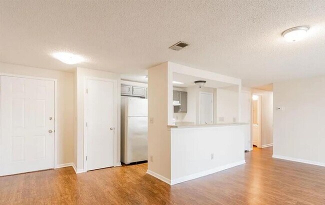 Foto del edificio - Freshly Renovated 3BR Condo Steps from UNC...