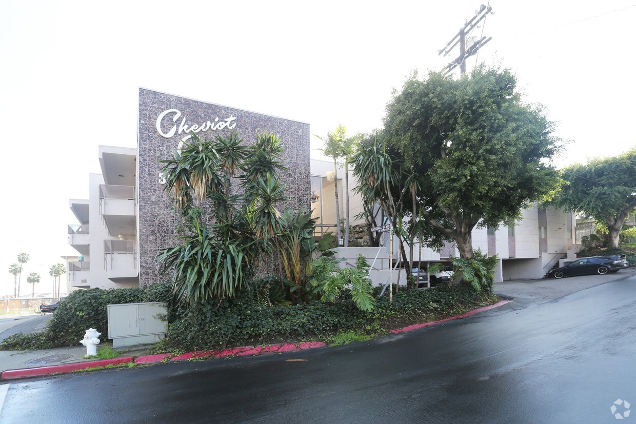 Cheviot Capri - Cheviot House