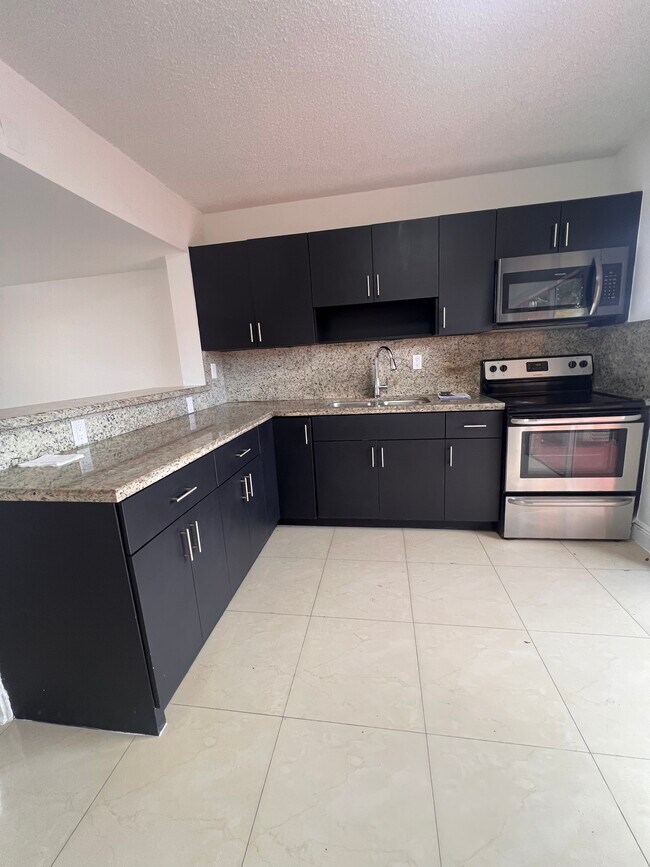 Foto del edificio - 8245 NW 6th Ter
