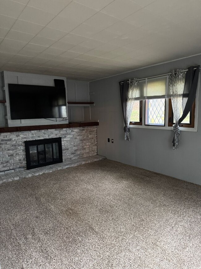 Building Photo - Great 2 Bedroom/2 Bath Duplex Unit For Lease