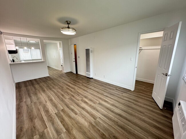 Building Photo - 5725-29 Vineland Ave