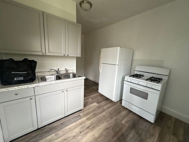 Building Photo - 1st Floor 1 Bedroom Apartment-York City SD