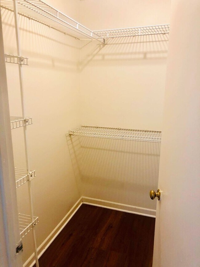 Foto del edificio - First-floor spacious 1-bedroom on LSU bus route