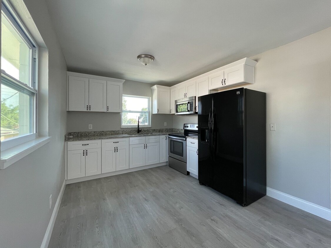 Foto principal - 2704 E Columbus Dr