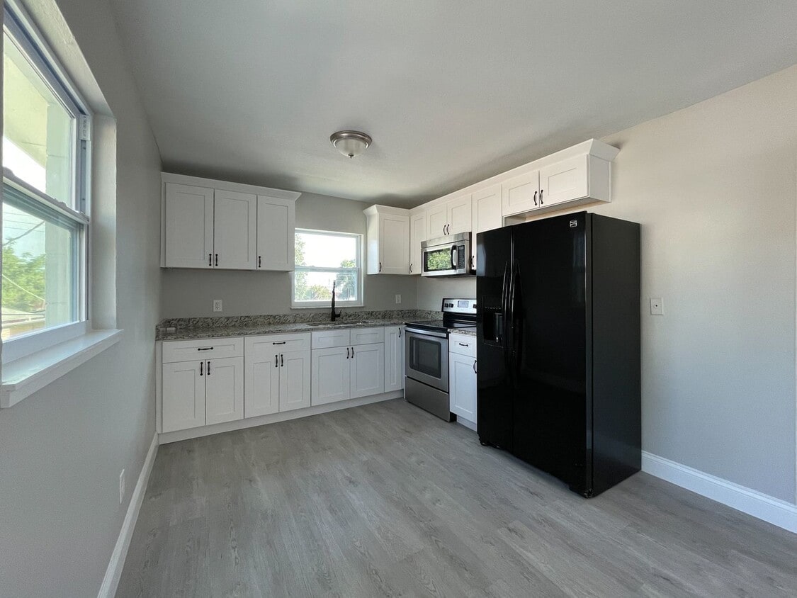Photo - 2704 E Columbus Dr.