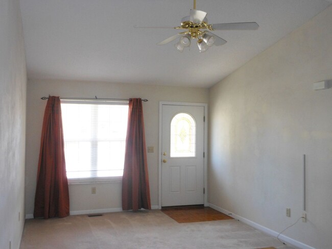 Building Photo - Three Bedroom Two Bath Home with Walkout B...