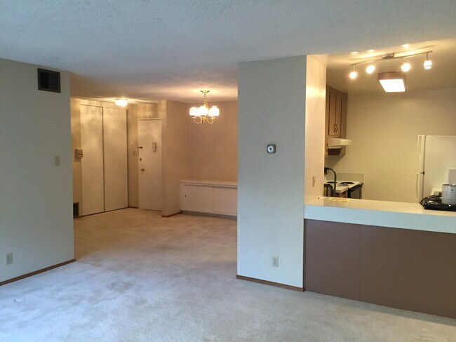 Building Photo - 1101 Continentals Way