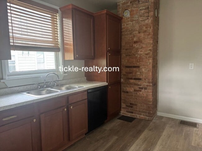 Building Photo - Large 5 Bedroom 2 Bath Single Family Home!...