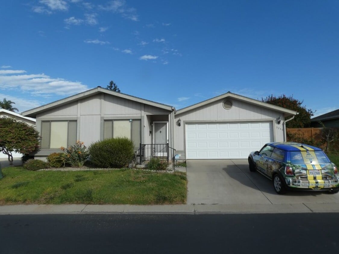 Foto principal - Single Level Home in Gated Community