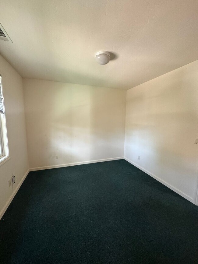 Foto del edificio - ***REDUCED SECURITY DEPOSIT***-Spacious 5bdr/3bath units available for a lease ending May 30. Bui...