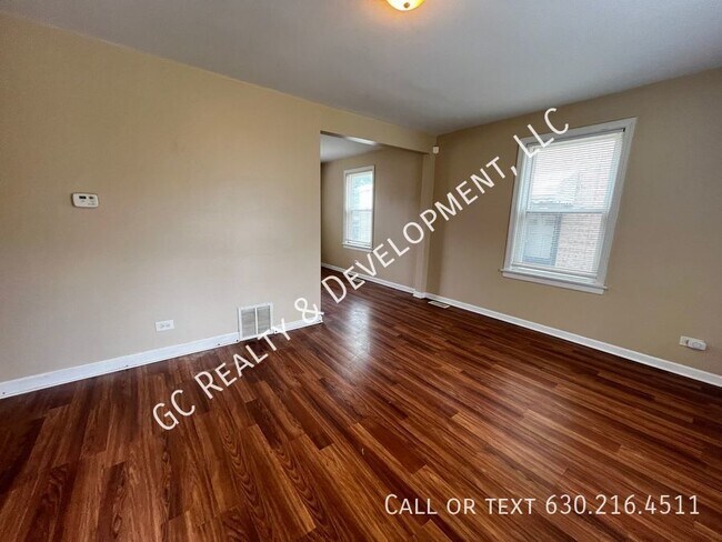 Building Photo - ***DETACHED HOME / 2BDRM - 1 BTH / CENTRAL...