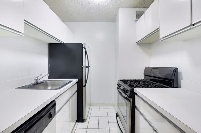 Building Photo - 404 E 79th St
