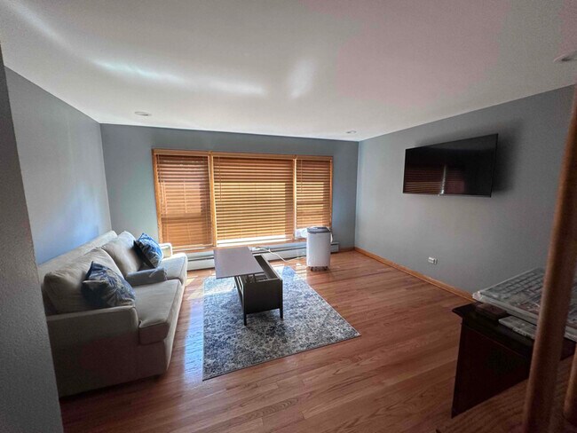 Foto del edificio - 2348 N Menard Ave