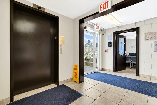 Photo du bâtiment - 16th Street Apartments