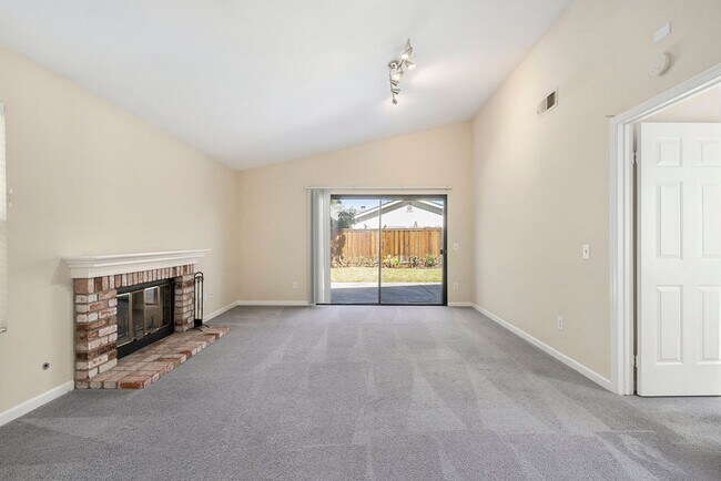 Building Photo - 32 Hampton Ct. - 2 bedroom | 2 bath | Sing...