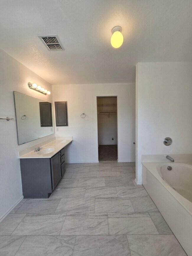 Building Photo - Charming 4BR House in San Antonio- Over 20...