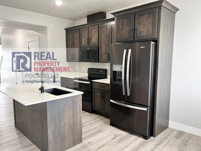 Building Photo - 3 Bedroom 2.5 Bathroom Town Home - 1 Car G...