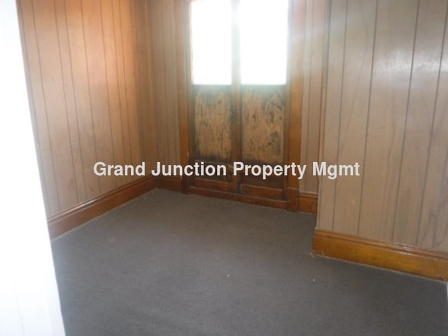 Building Photo - Cute upstairs Apartment in a Victorian Home