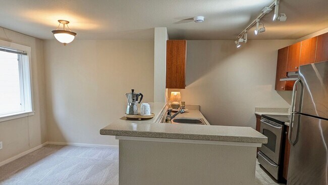 Foto del edificio - Spacious 2 Bedroom Condo in Gated Community with Pool