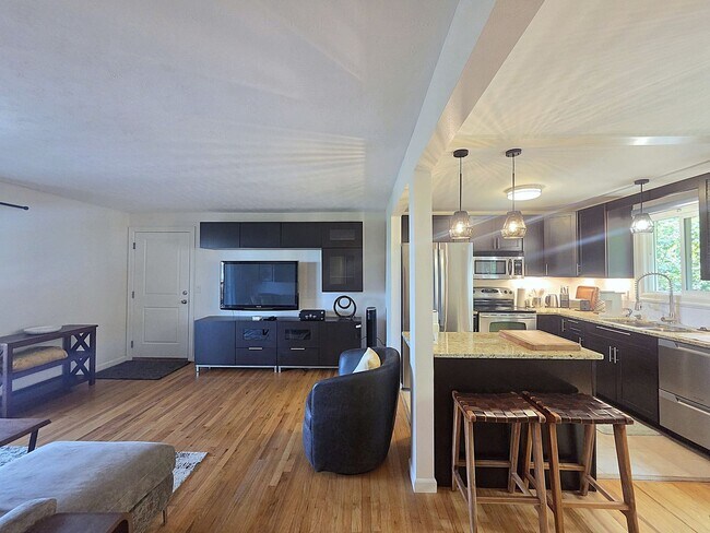Foto del edificio - $1,950 - 2 Bed / 1 Bath Fully Furnished Condo in Secure Building in Rockwood/Manito Neighborhood