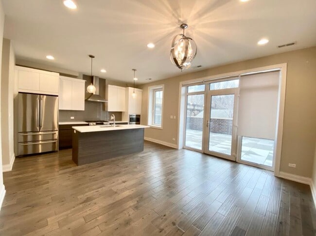 Building Photo - 2 bedroom in Chicago IL 60654