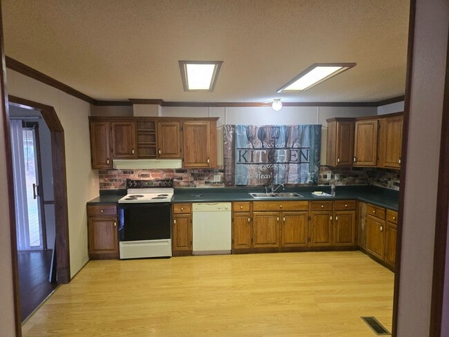 Building Photo - 3 Bdrm 2 bath Double Wide, large lot