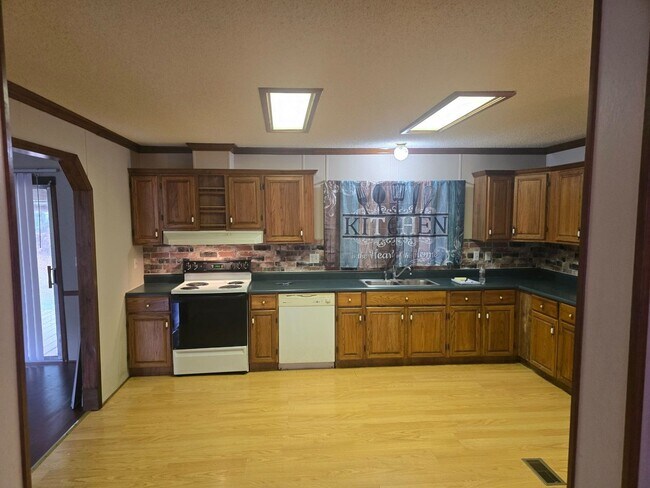 Foto del edificio - 3 Bdrm 2 bath Double Wide, large lot