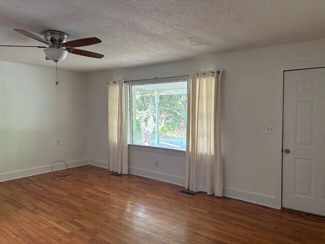 Building Photo - ADORABLE HOME IN THE COUNTRY