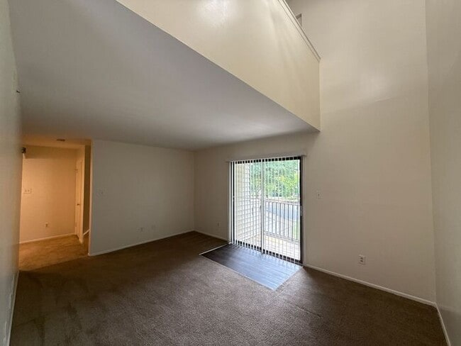Building Photo - Woodmere Conds - Merry Oaks